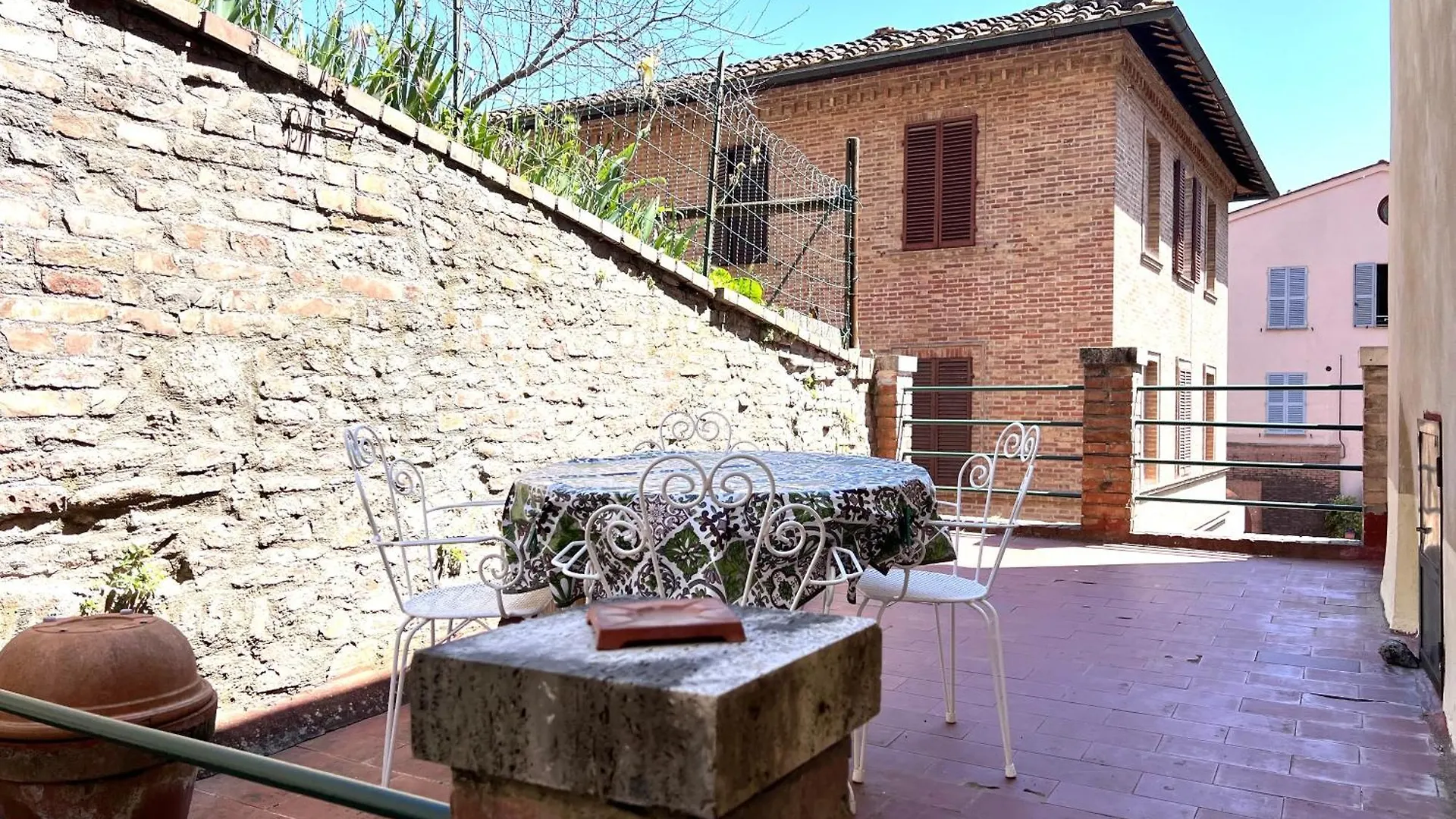 Ortensia-Central Apartment With Terrace Siena 0*,  Itálie